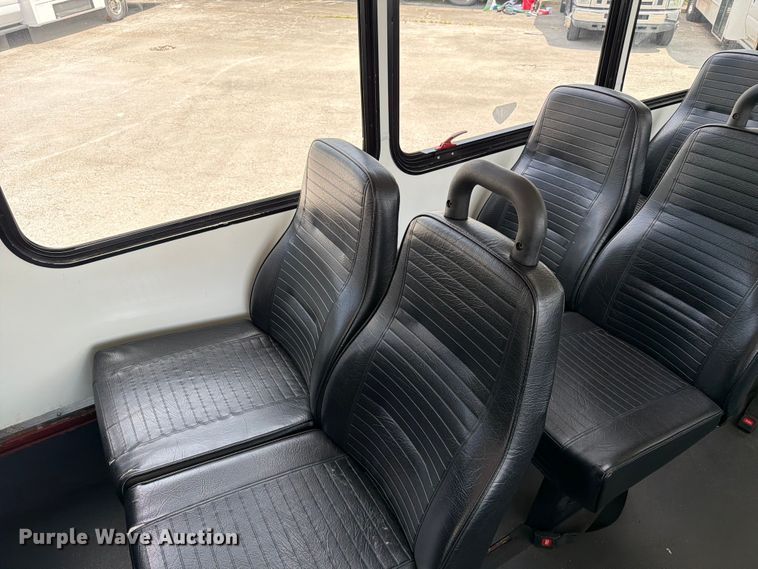 image for item FC3271 2016 Ford F550 Super Duty shuttle bus