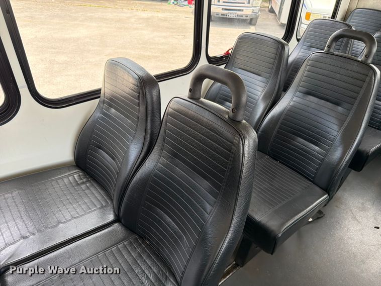 image for item FC3271 2016 Ford F550 Super Duty shuttle bus