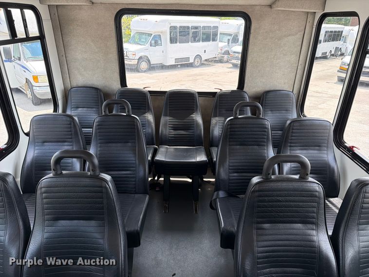 image for item FC3271 2016 Ford F550 Super Duty shuttle bus