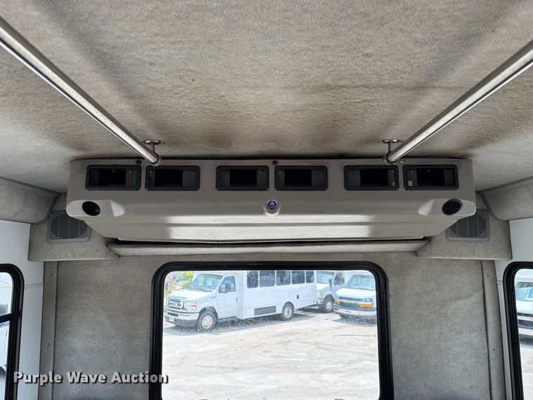 image for item FC3271 2016 Ford F550 Super Duty shuttle bus