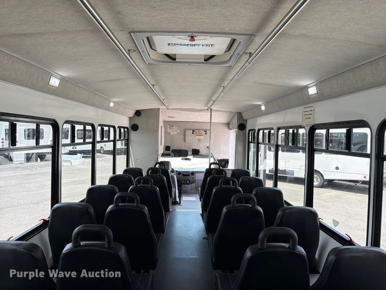 image for item FC3271 2016 Ford F550 Super Duty shuttle bus