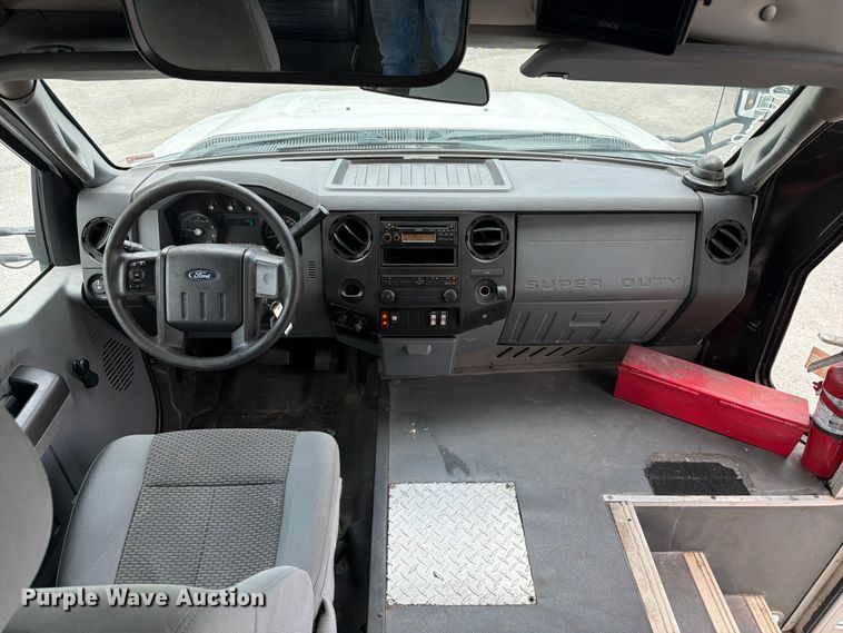 image for item FC3271 2016 Ford F550 Super Duty shuttle bus