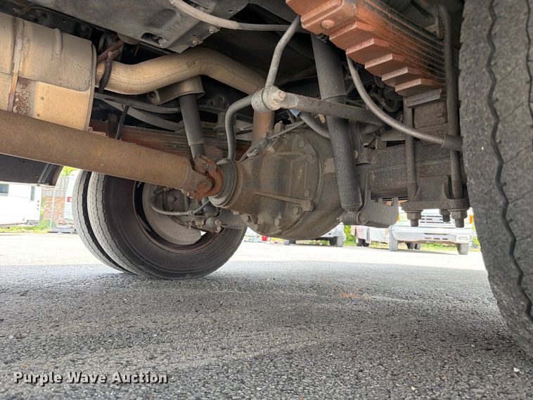 image for item FC3271 2016 Ford F550 Super Duty shuttle bus