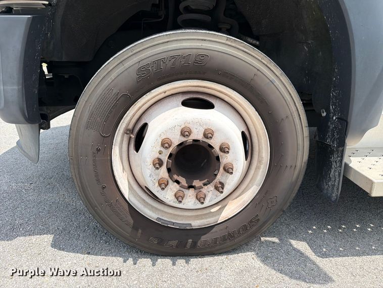 image for item FC3271 2016 Ford F550 Super Duty shuttle bus