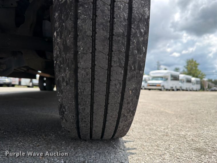 image for item FC3271 2016 Ford F550 Super Duty shuttle bus