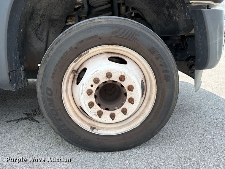 image for item FC3271 2016 Ford F550 Super Duty shuttle bus