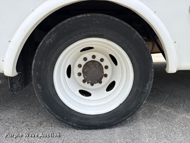 image for item FC3271 2016 Ford F550 Super Duty shuttle bus