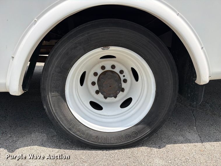image for item FC3271 2016 Ford F550 Super Duty shuttle bus