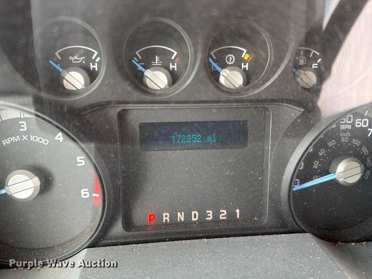 image for item FC3271 2016 Ford F550 Super Duty shuttle bus