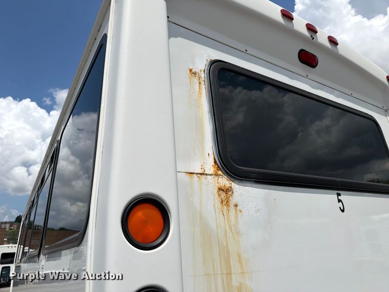image for item FC3272 2016 Ford F550 shuttle bus