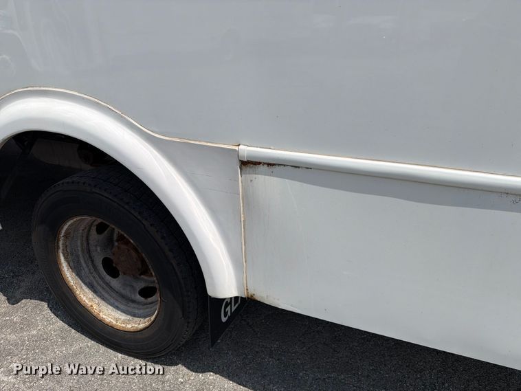 image for item FC3272 2016 Ford F550 shuttle bus