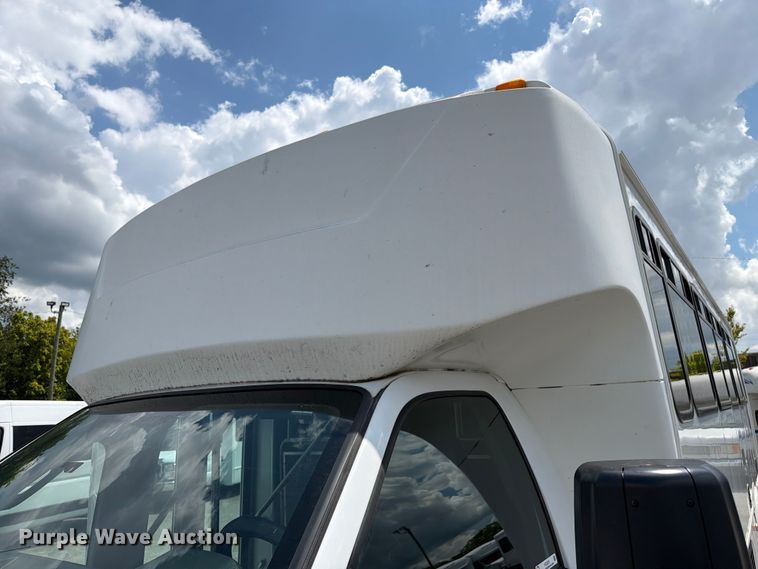 image for item FC3272 2016 Ford F550 shuttle bus