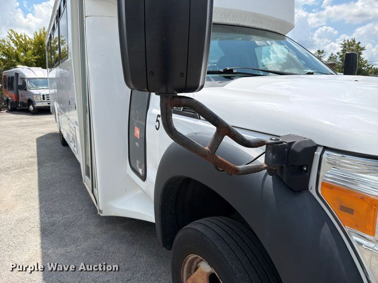 image for item FC3272 2016 Ford F550 shuttle bus