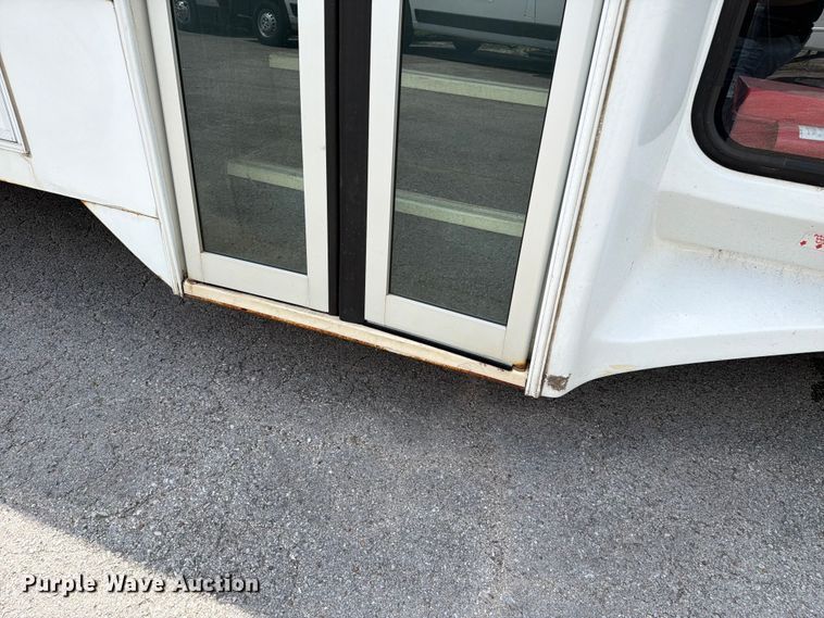 image for item FC3272 2016 Ford F550 shuttle bus
