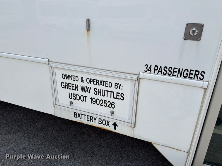 image for item FC3272 2016 Ford F550 shuttle bus