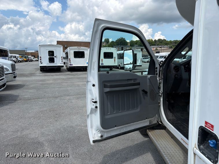 image for item FC3272 2016 Ford F550 shuttle bus