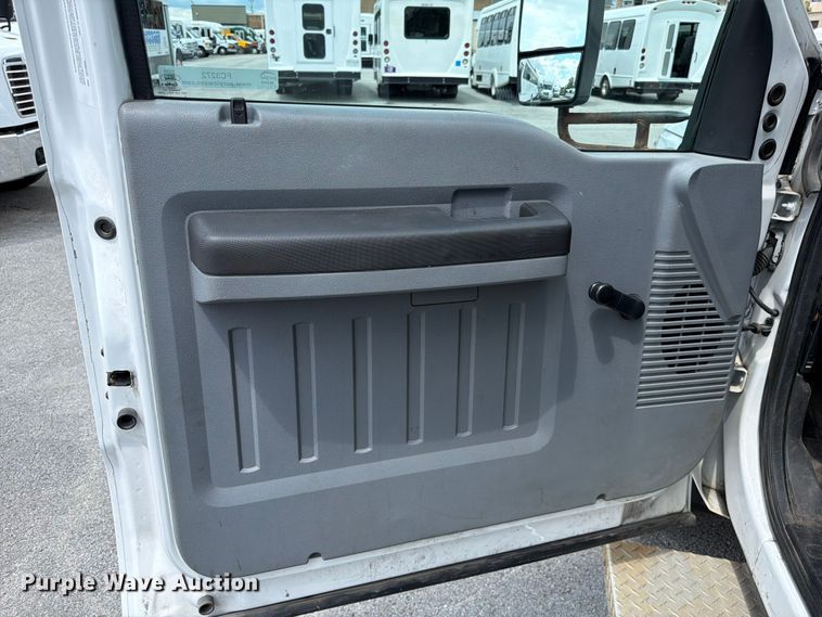 image for item FC3272 2016 Ford F550 shuttle bus