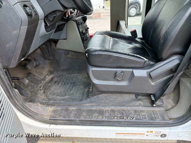 image for item FC3272 2016 Ford F550 shuttle bus