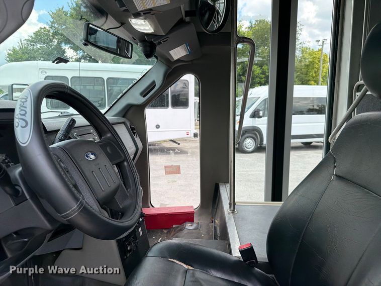 image for item FC3272 2016 Ford F550 shuttle bus