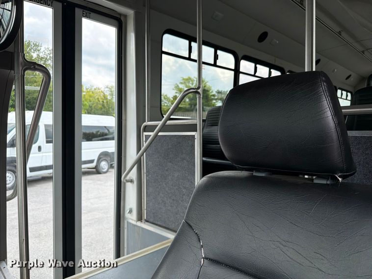 image for item FC3272 2016 Ford F550 shuttle bus