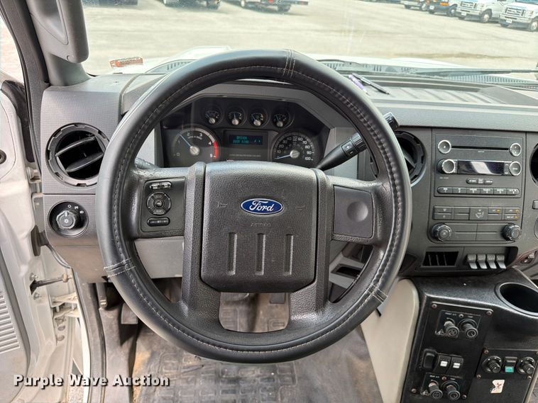 image for item FC3272 2016 Ford F550 shuttle bus