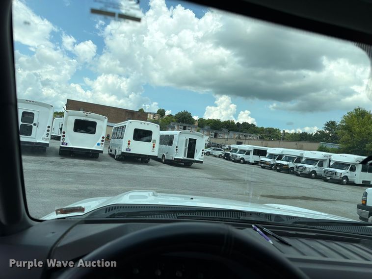 image for item FC3272 2016 Ford F550 shuttle bus