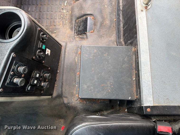 image for item FC3272 2016 Ford F550 shuttle bus
