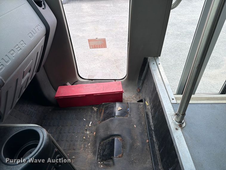 image for item FC3272 2016 Ford F550 shuttle bus