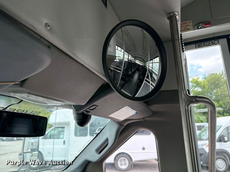 image for item FC3272 2016 Ford F550 shuttle bus