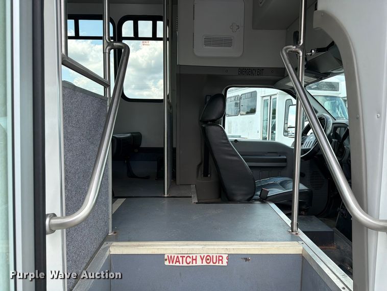 image for item FC3272 2016 Ford F550 shuttle bus