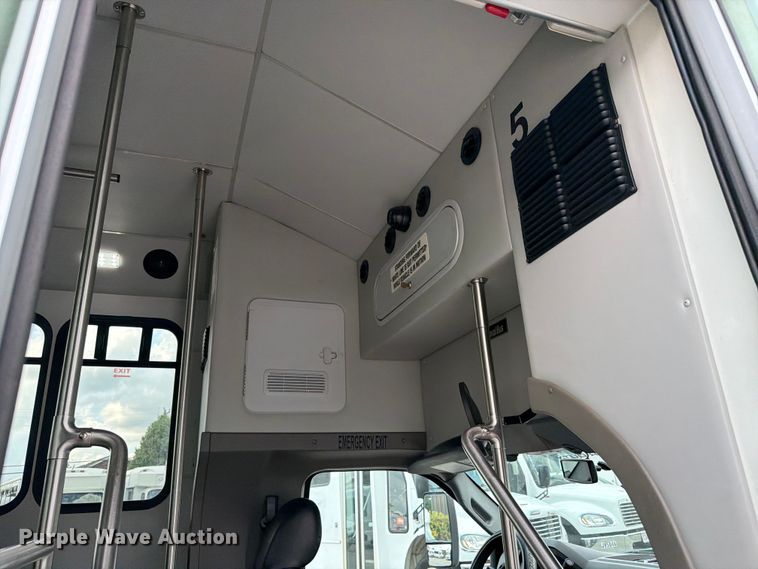 image for item FC3272 2016 Ford F550 shuttle bus