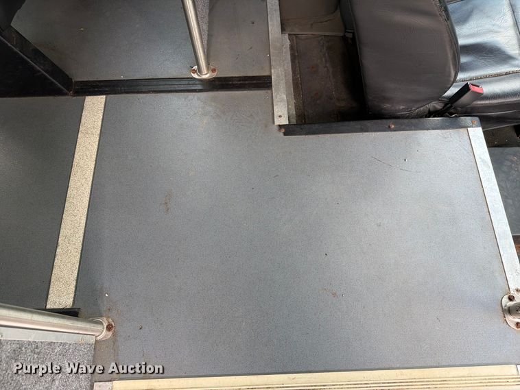 image for item FC3272 2016 Ford F550 shuttle bus