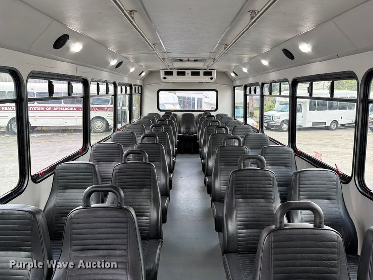 image for item FC3272 2016 Ford F550 shuttle bus