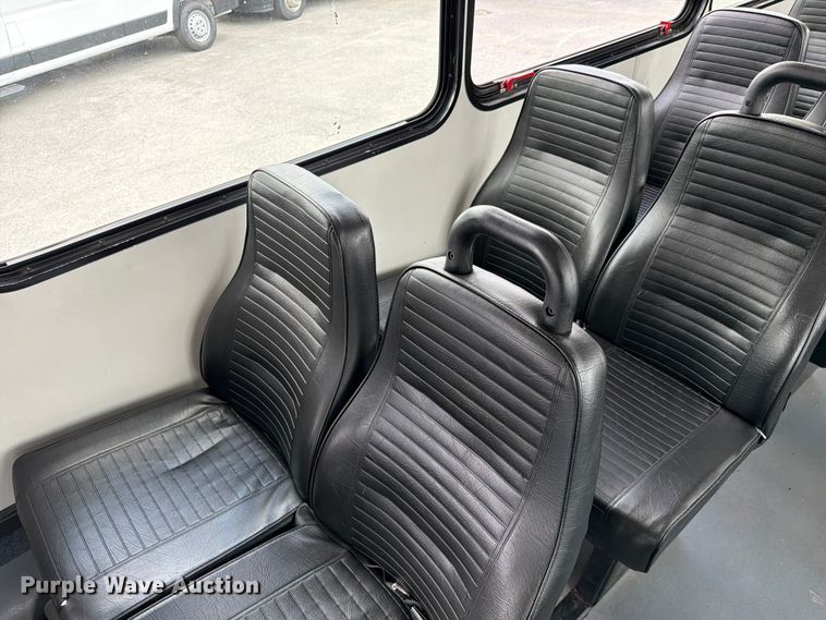 image for item FC3272 2016 Ford F550 shuttle bus