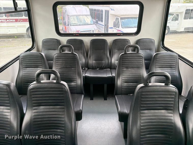 image for item FC3272 2016 Ford F550 shuttle bus