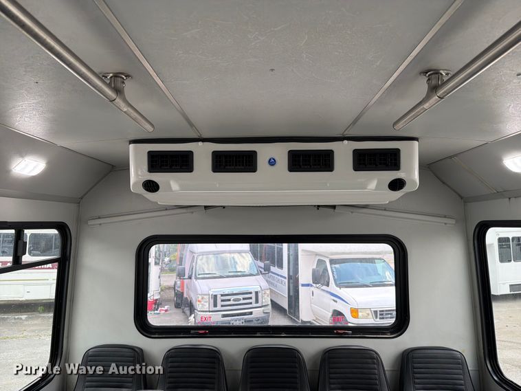 image for item FC3272 2016 Ford F550 shuttle bus