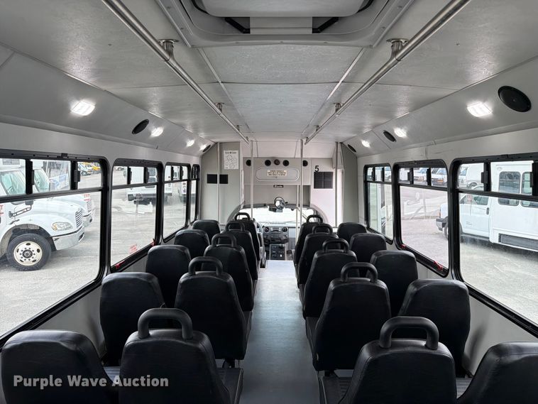 image for item FC3272 2016 Ford F550 shuttle bus