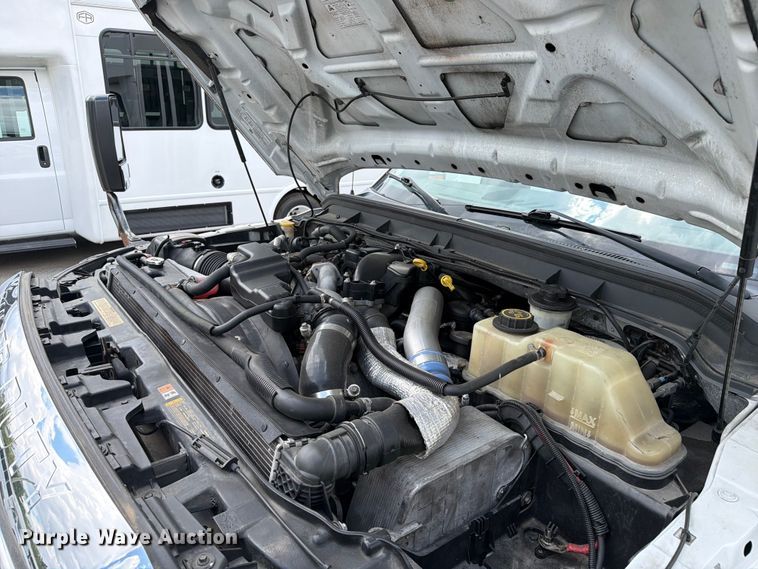 image for item FC3272 2016 Ford F550 shuttle bus