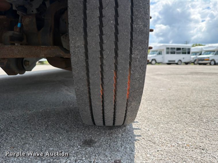 image for item FC3272 2016 Ford F550 shuttle bus