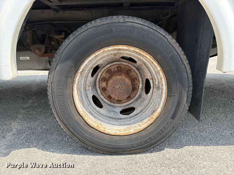 image for item FC3272 2016 Ford F550 shuttle bus