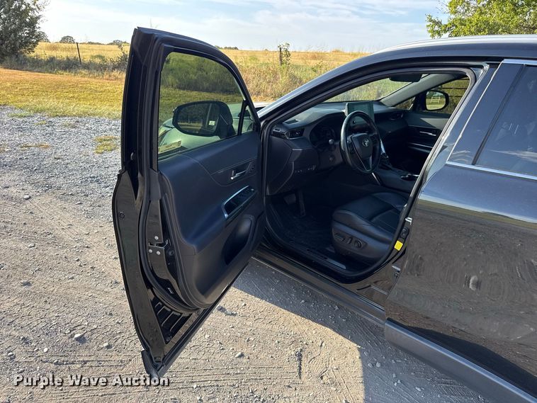 image for item FC4207 2021 Toyota Venza SUV