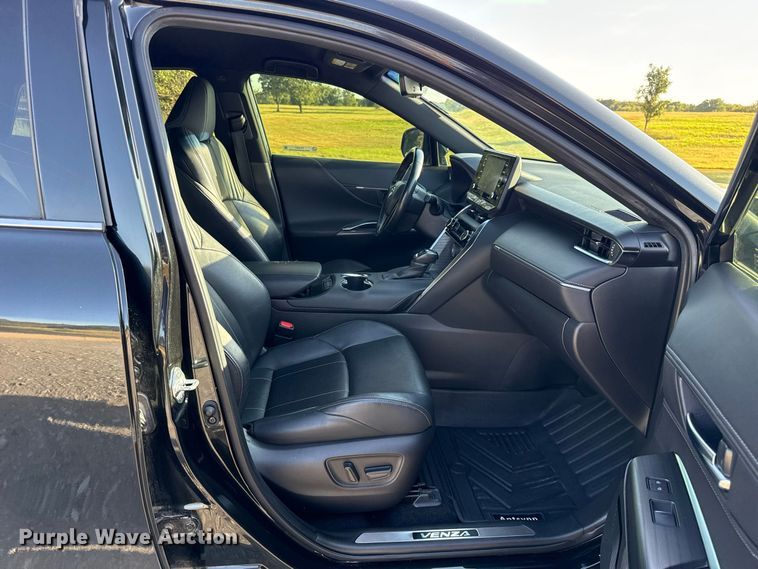 image for item FC4207 2021 Toyota Venza SUV