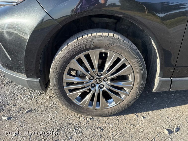 image for item FC4207 2021 Toyota Venza SUV