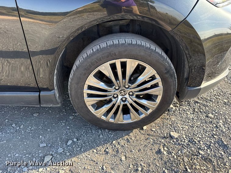 image for item FC4207 2021 Toyota Venza SUV
