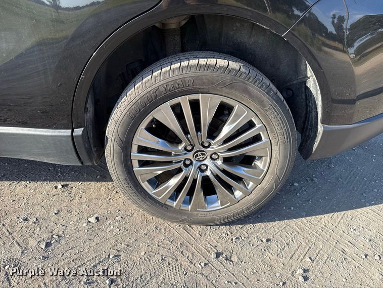 image for item FC4207 2021 Toyota Venza SUV