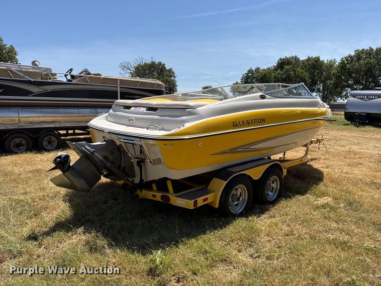 image for item FC4211 2005 Glastron boat