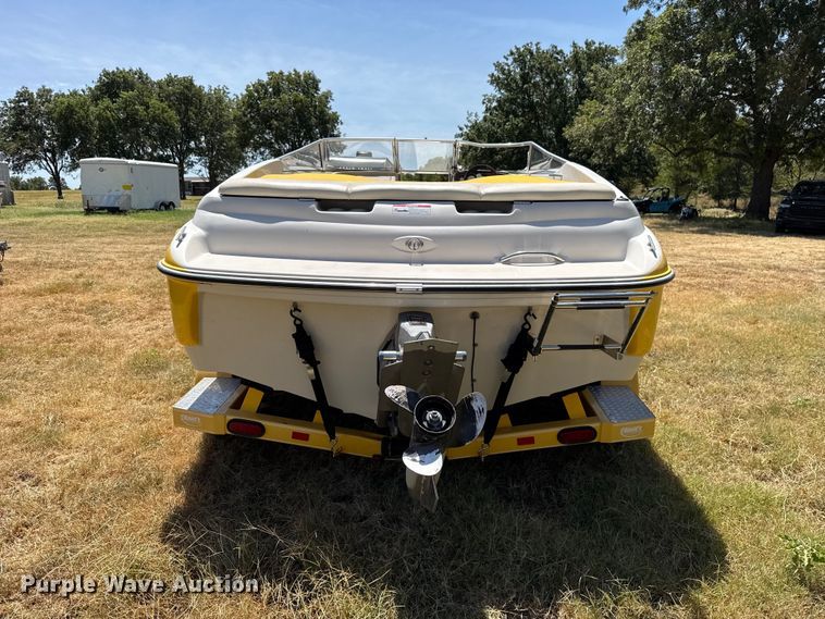 image for item FC4211 2005 Glastron boat
