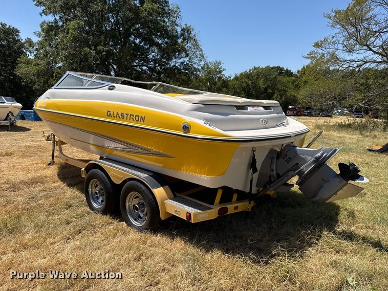 image for item FC4211 2005 Glastron boat