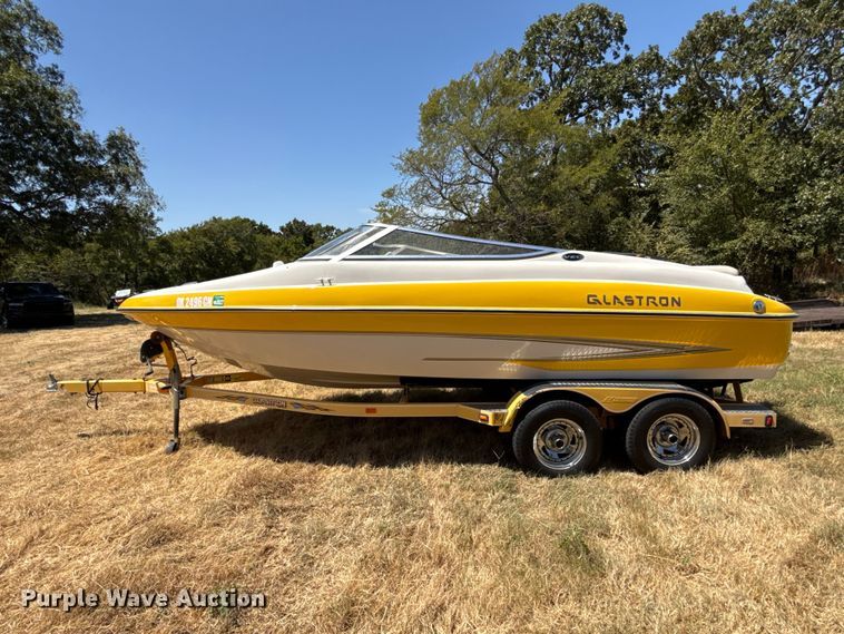image for item FC4211 2005 Glastron boat