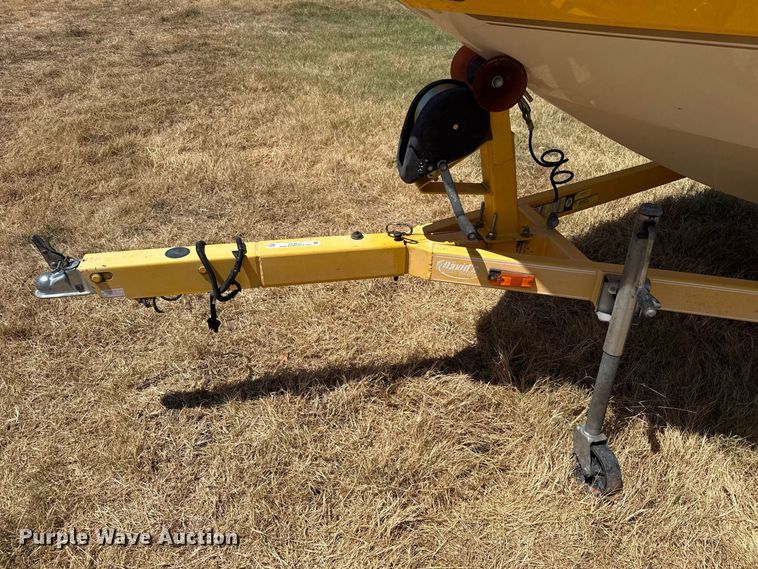 image for item FC4211 2005 Glastron boat